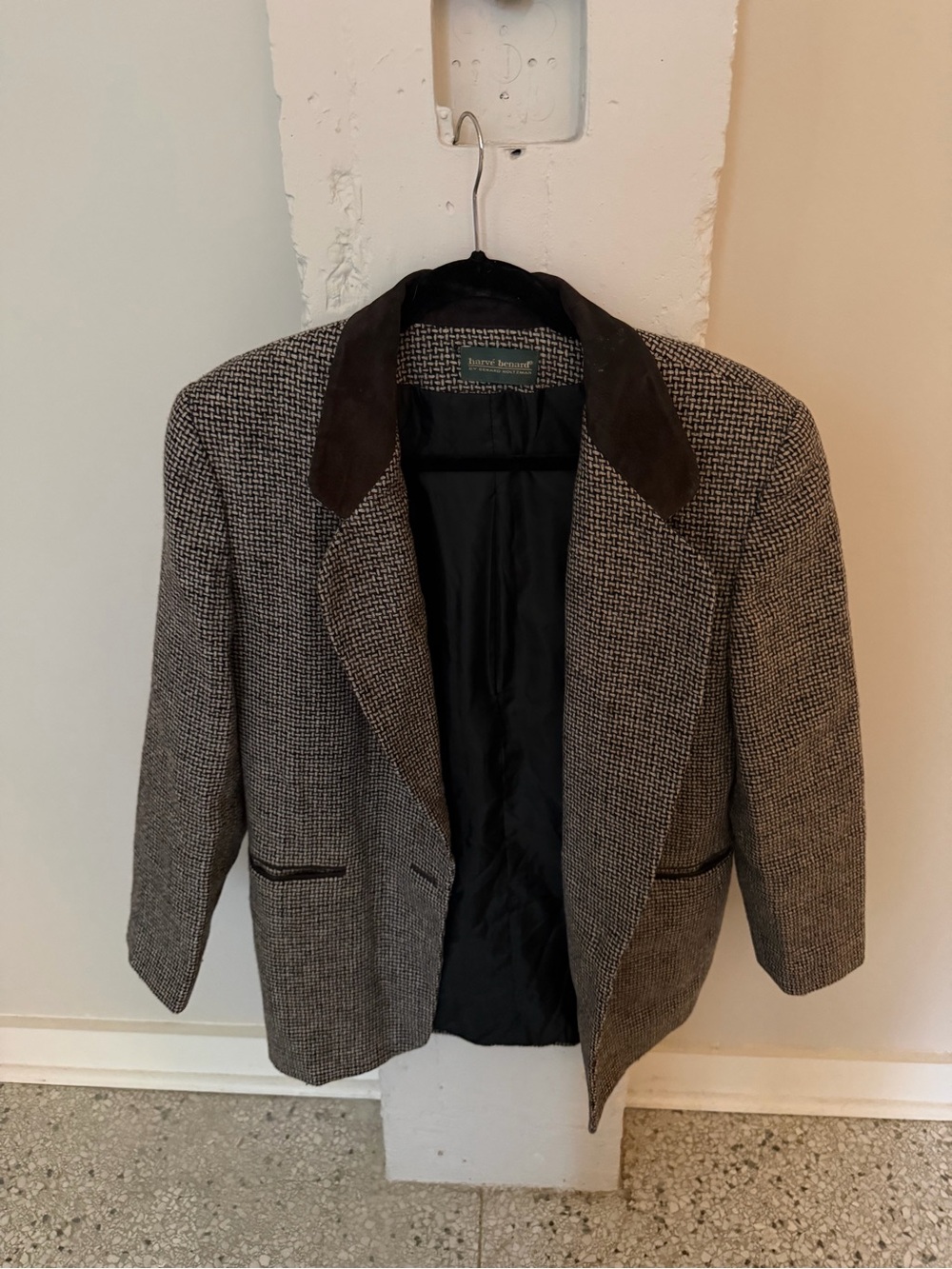 Harve Benard brown & White Houndstooth Sport Coat with Brown suede Collar